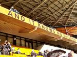 slogan. Man kan sige, at det nye slogan på 'Stan Cullis-tribunen' på Molineux i Wolverhampton passer meget godt med holdets seneste skæbne. Men 'this is our love - and it knows no division' afspejler åbenbart også opbakningen fra klubbens fans. 