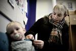 »Alt for mange børnefamilier lever i dag et hektisk liv (...) Vi har alle set unge forældre - oftest er det jo moderen - komme cyklende til daginstitutionen i det tidlige morgenmørke med de små søvndrukne bag på cyklen. Kan vi ikke gøre det lidt bedre?«, sagde daværende statsminister Poul Nyrup Rasmussen (S) i sin nytårstale i 1997/98. Men intet skete. 