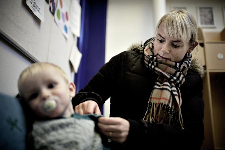 »Alt for mange børnefamilier lever i dag et hektisk liv (...) Vi har alle set unge forældre - oftest er det jo moderen - komme cyklende til daginstitutionen i det tidlige morgenmørke med de små søvndrukne bag på cyklen. Kan vi ikke gøre det lidt bedre?«, sagde daværende statsminister Poul Nyrup Rasmussen (S) i sin nytårstale i 1997/98. Men intet skete. 