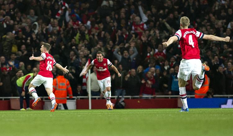 jkontrakt. Arsenals Aaron Ramsey (tv) jubler efter en scoring sammen med Santi Cazorla  (midt) og  Per Mertesacker (th). 