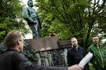 Anerkendelse. Politikens ansvarshavende chefredaktør, Bo Lidegaard, (til venstre) sammen med vinderne Jeppe Laursen Brock og Christian Heide-Jørgensen. Traditionen tro indledes pris-uddelingen med, at statuen af Viggo Hørup får blomster i anledningen af hans fødselsdag 22. maj. 