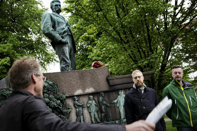 Anerkendelse. Politikens ansvarshavende chefredaktør, Bo Lidegaard, (til venstre) sammen med vinderne Jeppe Laursen Brock og Christian Heide-Jørgensen. Traditionen tro indledes pris-uddelingen med, at statuen af Viggo Hørup får blomster i anledningen af hans fødselsdag 22. maj. 