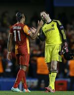 Chelsea-legender. Petr Cech (th) siger tak for kampen til Didier Drogba, der var tilbage på sin gamle hjemmebane. 