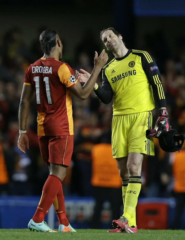 Chelsea-legender. Petr Cech (th) siger tak for kampen til Didier Drogba, der var tilbage på sin gamle hjemmebane. 