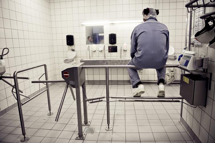 afskediget. Alle slagteriarbejdere på Danish Meat Company har fået en fyreseddell. 
