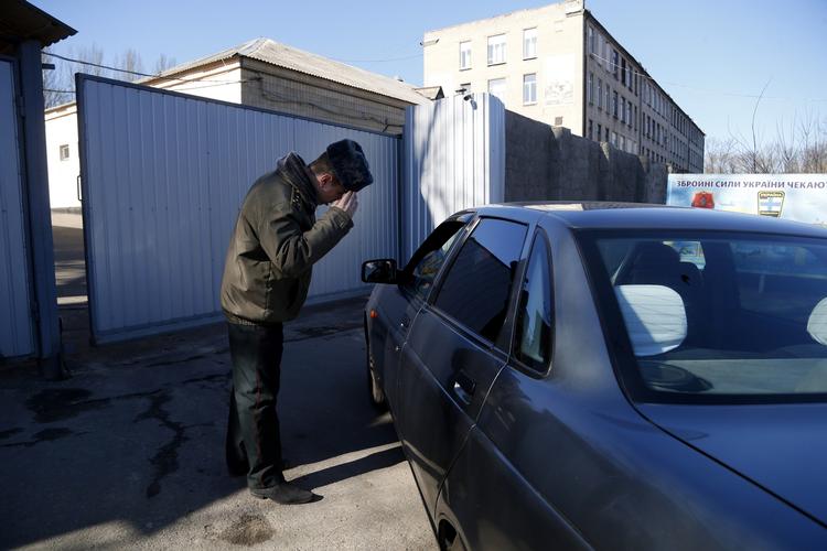 Overvågning. En ukrainsk soldat hilser på observatører fra OSCE i Donetsk i det østlige Ukraine. Rusland afviser til gengæld observatørerne. 
