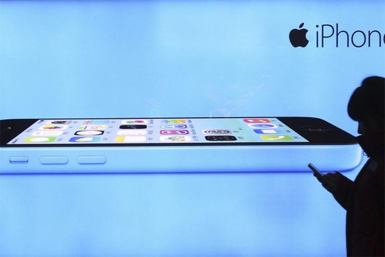 FORBIGÅET. Danmark er i første omgang blevet snydt for den billige udgave af iPhone 5C, der netop er lanceret andre steder. Til gengæld er iPad med Retina-skærm blevet billigere. (Foto: AP Photo/Ahn Young-joon) 