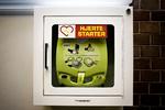 Livredder. Den hjertestarter er allerede hængt op på den mest trafikerede, Nørreport i det indre København, og siden følger 64 andre stationer. 