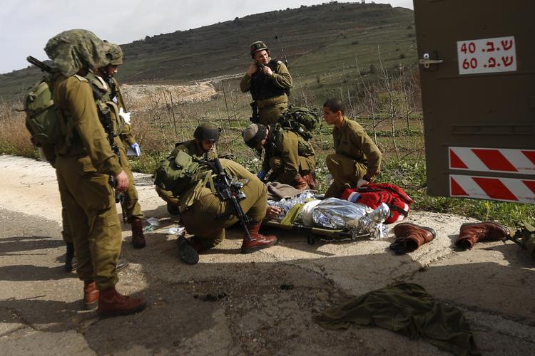 Kvæstet. En israelsk soldat ligger såret, efter at en vejsidebombe eksploderede. 