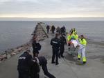Ulykke. Redningsfolk nåede frem i sidste øjeblik, da en mand blev fundet i vandet ved Amager Strandpark. 