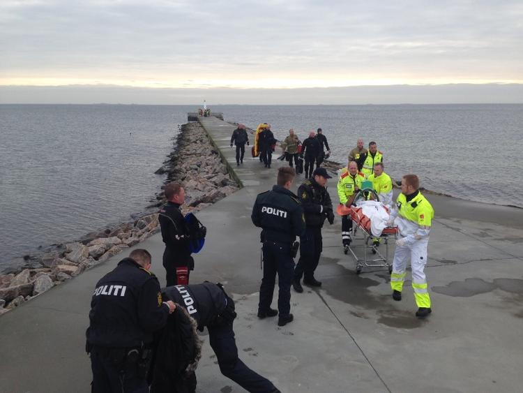 Ulykke. Redningsfolk nåede frem i sidste øjeblik, da en mand blev fundet i vandet ved Amager Strandpark. 