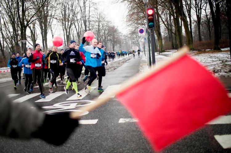 FARTHOLDERE. Vibe Gondolf og Thomas Lykke startede begge med optimistisk at hænge på 4:15 minutter pr. kilometer-ballonen. Men efter et par kilometer må de lade fartholdergruppen løbe. 