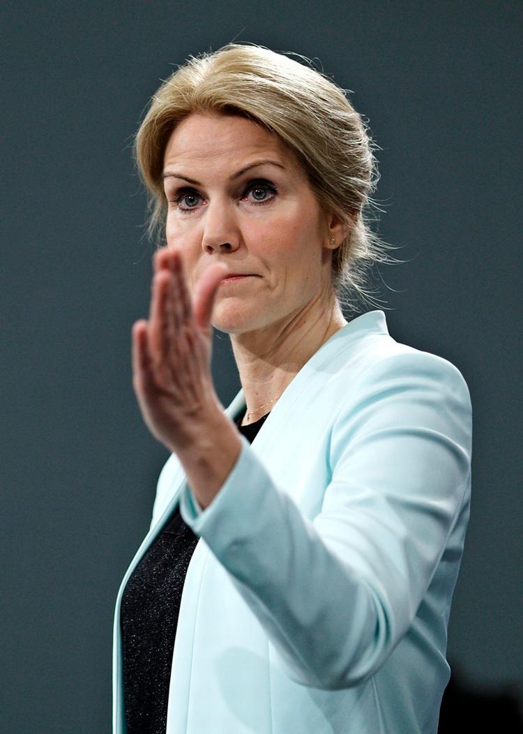 »Jeg er nødt til som statsminister og socialdemokrat at tage det her særdeles alvorligt. Jeg mener, vi skal skærpe sanktionerne i forhold til Rusland«, siger Helle Thorning-Schmidt. 