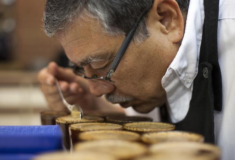 aaah. Hver dag drikkes der over to milliarder kopper kaffe i verden. Ham her nøjes med at nippe og sniffe på kaffebørsen i Guatemala. 
