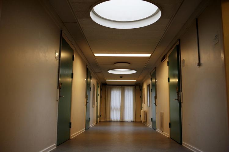 Regel. Rigsadvokaten har i en meddelelse fastslået, at patienter med behandlingsdomme skal påbegynde behandlingen under indlæggelse på en psykiatrisk afdeling. 