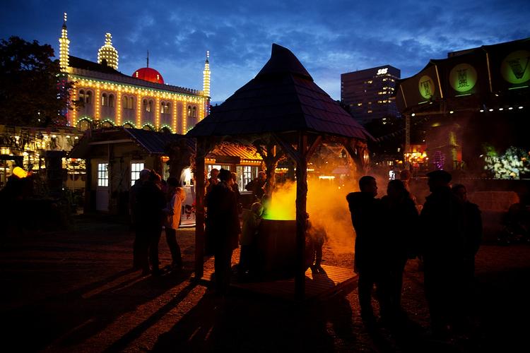 Succes. Mange gæster passerede kasseapparaterne i Tivolis indgang sidste år - især Halloween og julen var en succes for den gamle have i København 