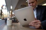 GRATIS. Kun få danske tablet-ejere bruger computeren uden for hjemmets fire vægge. Nu starter Telenor som led i forbedringen af selskabets image en kampagne med gratis data til tablets - 200 MB om måneden. (arkivfoto) 