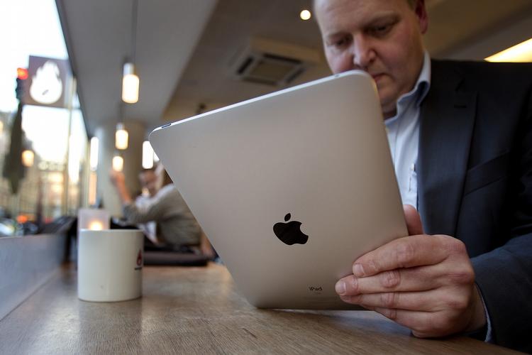 GRATIS. Kun få danske tablet-ejere bruger computeren uden for hjemmets fire vægge. Nu starter Telenor som led i forbedringen af selskabets image en kampagne med gratis data til tablets - 200 MB om måneden. (arkivfoto) 