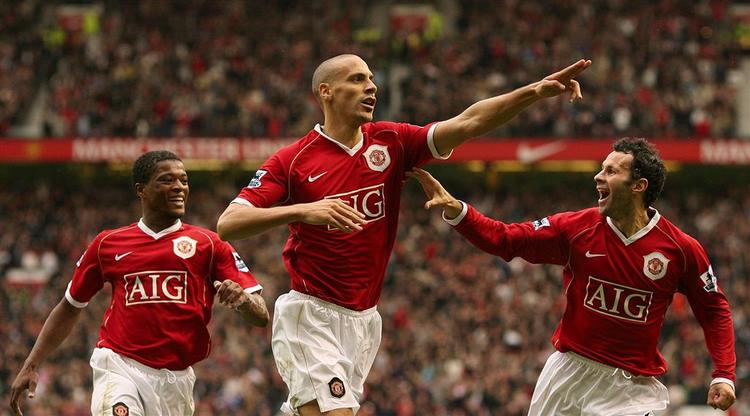 Rio Ferdinand (i midten) skal holde pause i op til to uger. Patrice Evra (t.v.) er udset til en plads som venstre back mod Milan, mens Ryan Giggs vil indtage sin vanlige position i venstre side af midtbanen. 