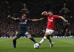 rutine. Det blev mødt med skepsis, da Manchester United valgte at lade Ryan Giggs (th) spille sin første kamp siden 29. januar i opgøret mod Olympiakos. Men den 40-årige kvitterede ved at levere en pragtkamp. 