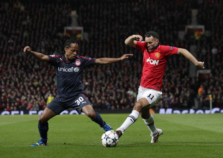 rutine. Det blev mødt med skepsis, da Manchester United valgte at lade Ryan Giggs (th) spille sin første kamp siden 29. januar i opgøret mod Olympiakos. Men den 40-årige kvitterede ved at levere en pragtkamp. 