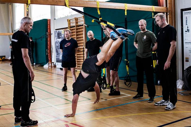 Uddannelse. Her ses et træningsforløb med TRX på Svanemølle Kaserne, hvor soldater læres op til at kunne undervise i TRX. FOTO: Ditte Valente 