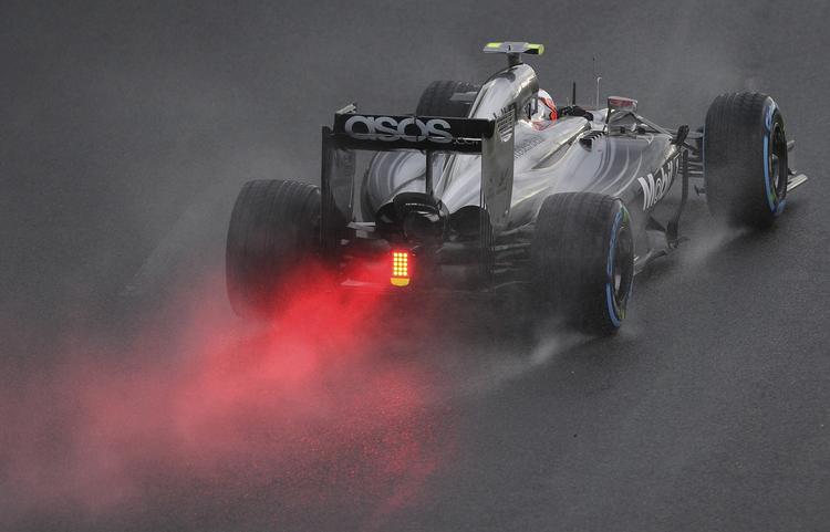 gult. Kevin Magnussen på vej rundt på anden kvalifikationsrunde i Melbourne, hvor danskeren nu er trukket til side af løbsofficials. 