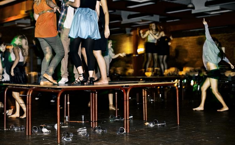 Druk. Et nyt dansk studie viser, at unge, der drikker meget, tager stoffer, overspiser eller sulter sig selv, også har tendens til at være selvskadende. (Arkivfoto) 