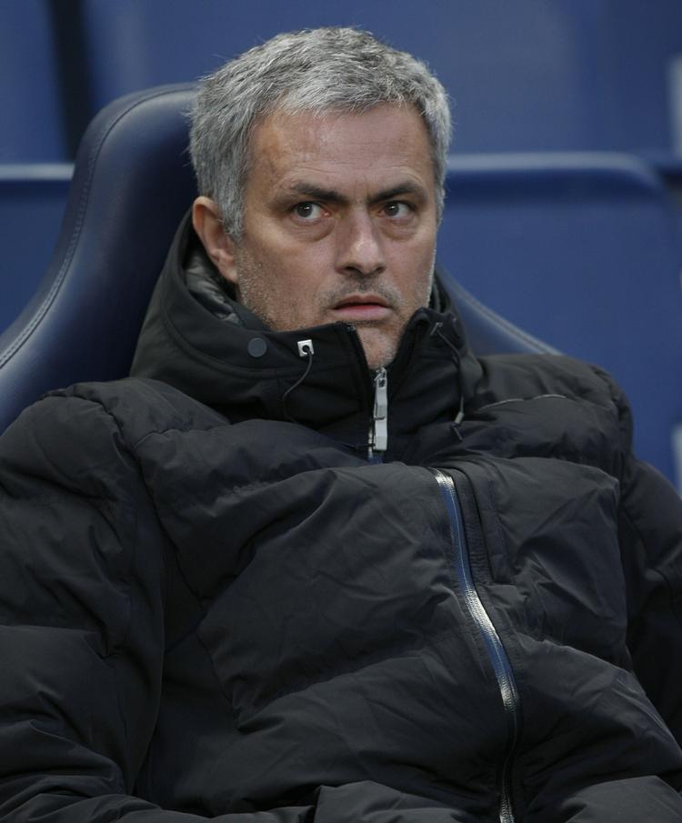 temperament. José Mourinho er kendt for sine udfald mod andre trænere og dommerstanden, når det ikke går hans hold godt. Nu risikerer han en ny karantæne. 