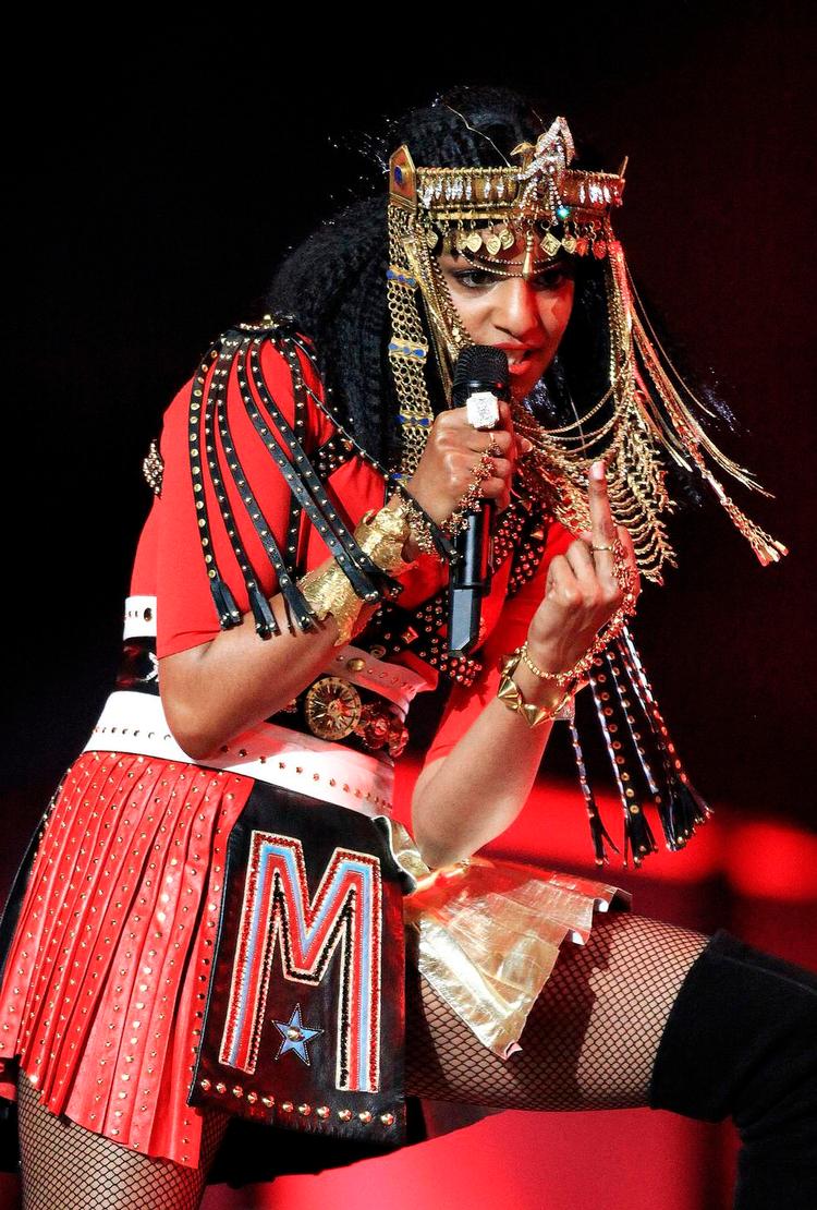 Finger. 167 millioner tv-seere så med, da M.I.A. trak en fucfinger undervejs i det populære halftime show til Super Bowl i 2012. 