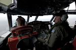 Eftersøgning. Flyofficer Ron Day ombord på det australske Orion-fly, der i øjeblikket leder efter vragrester efter det forsvundne MH730 i Det Sydindiske Hav. 
