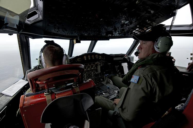 Eftersøgning. Flyofficer Ron Day ombord på det australske Orion-fly, der i øjeblikket leder efter vragrester efter det forsvundne MH730 i Det Sydindiske Hav. 