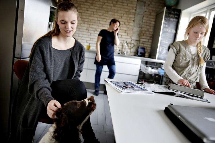 Svært. Det kan være svært med penge mellem forældre og børn, når strømmen skal gå den modsatte vej, påpeger en forbrugerøkonom.Hos Sanne Thers familie lægges der vægt på, at både voksne og børn bidrager i hjemmet. 