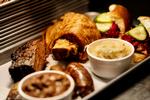 Kød. Hver fredag og lørdag holder Barbie. BBQ-orgie i kælderen under Retour Steak Vesterbro. Med brisket, ribs, pork belly og andet godt fra pit smoker-ovnen. Foto: Katinka Hustad 