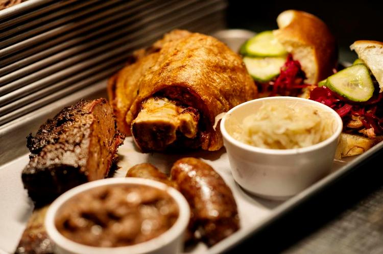 Kød. Hver fredag og lørdag holder Barbie. BBQ-orgie i kælderen under Retour Steak Vesterbro. Med brisket, ribs, pork belly og andet godt fra pit smoker-ovnen. Foto: Katinka Hustad 
