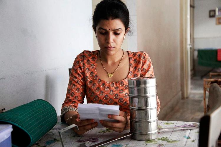 Madpakke. Ila (Nimrat Kaur) laver hver dag lækker mad, som bliver bragt ud til hendes mands arbejdsplads. Men maden ender hos en anden, og en korrespondance kommer i gang. Foto: Scanbox 