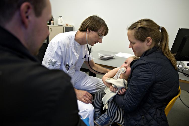 Dyrt. Alle børn op til 11 år, som henvises af 1813-akuttelefonen, fordi en læge skal se på dem, skal nu ind på en af regionens fire børnemodtagelser, hvor en specialist i børnesygdomme venter. 