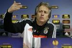 Gestikuleren. På pressemødet tog Jorge Jesus alle fem fingre i brug. 