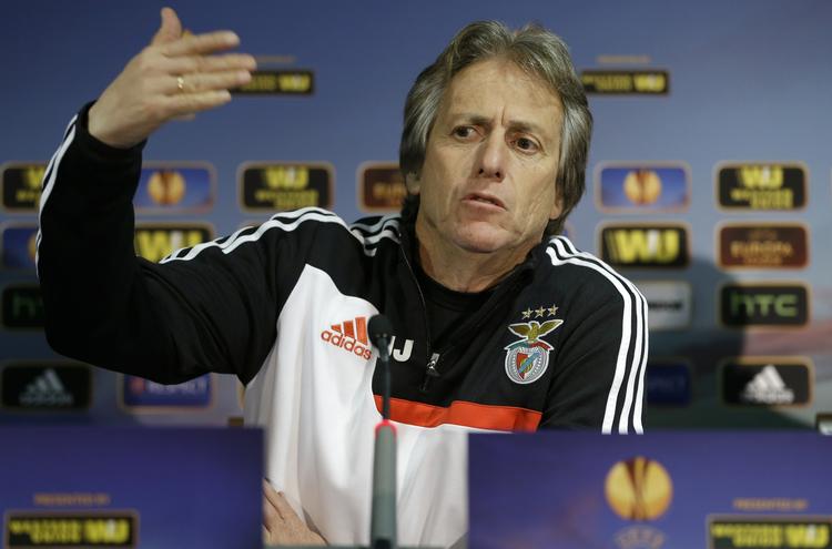 Gestikuleren. På pressemødet tog Jorge Jesus alle fem fingre i brug. 