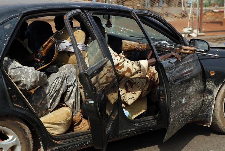Brogerkrig. Bevæbnede militser har hærget i Bangui, hovedstaden i Den Centralafrikanske Republik. 