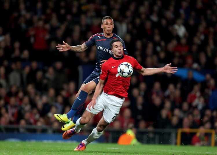 hattrick. Robin van Persie scorede tre gange, inden han måtte bæres fra banen i de sidste nervepirrende minutter af kampen mod Olympiakos. 