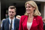 læsearbejde. Helle Thorning-Schmidt vil først læse den foreløbige bankaftale igennem »side for side«, før regeringen beslutter sig for, om Danmarks skal være med. 