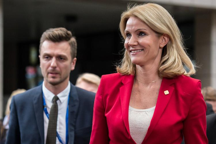 læsearbejde. Helle Thorning-Schmidt vil først læse den foreløbige bankaftale igennem »side for side«, før regeringen beslutter sig for, om Danmarks skal være med. 