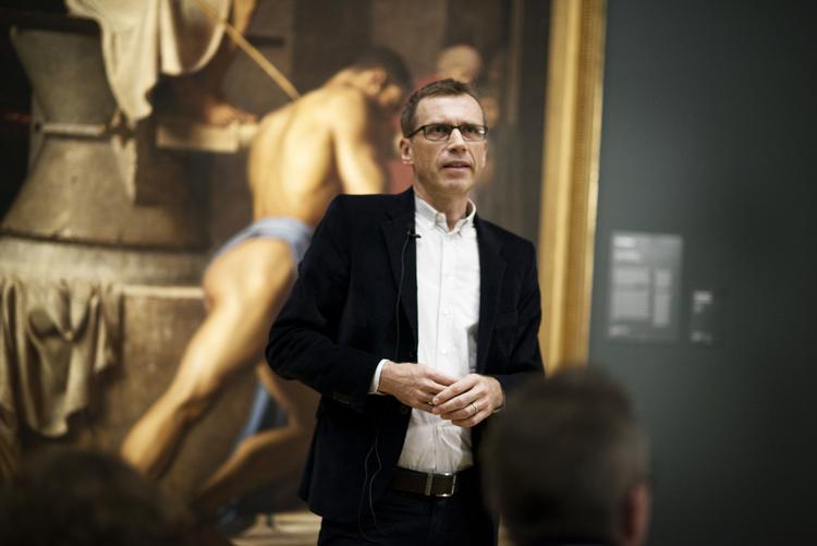 Velkommen. Mikkel Bogh hilste på pressen foran Carl Blochs 'Samson hos filistrene'. 