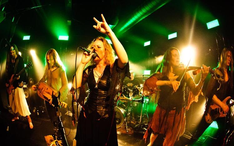 Gennemført. Huldre på scenen under en tidligere koncert - i bare fødder, naturligvis.