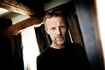 Flamboyant. Jo Nesbø er blevet kritiseret for at overskride krimigenrens kølige realisme med sin blodige galskab og gotiske fantasier. 