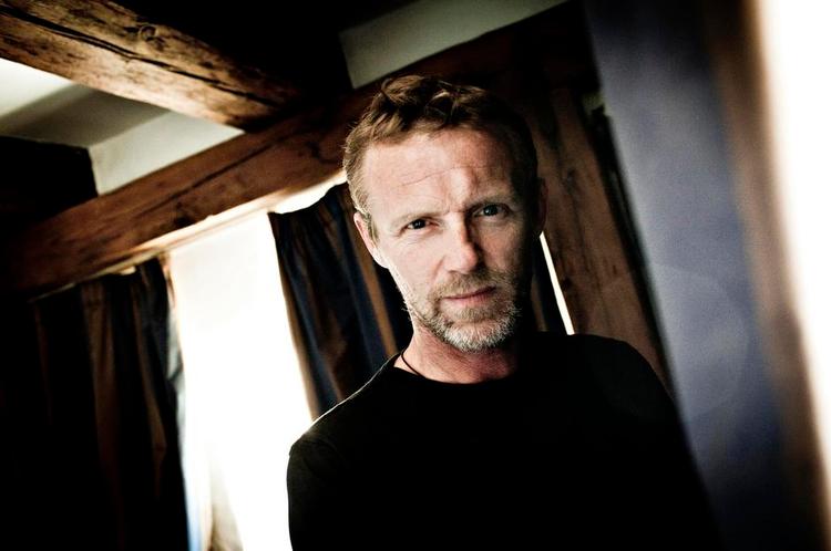 Flamboyant. Jo Nesbø er blevet kritiseret for at overskride krimigenrens kølige realisme med sin blodige galskab og gotiske fantasier. 