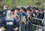 SMUGLERSAG. Politiet ledte efter en 24-årig kvinde, men fandt mere end 100 illegale immigranter. 