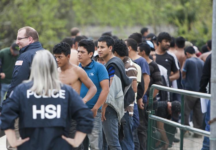 SMUGLERSAG. Politiet ledte efter en 24-årig kvinde, men fandt mere end 100 illegale immigranter. 