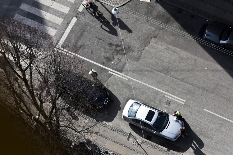 HASHJAGT. Politiet går nu efter hashkøberne i indsatsen for at dæmme op for den omfattende, organiserede kriminalitet, handelen med euforiserende stoffer medfører. Her er betjente i gang med at kontrollere personer på Prinsessegade på Christianshavn. 